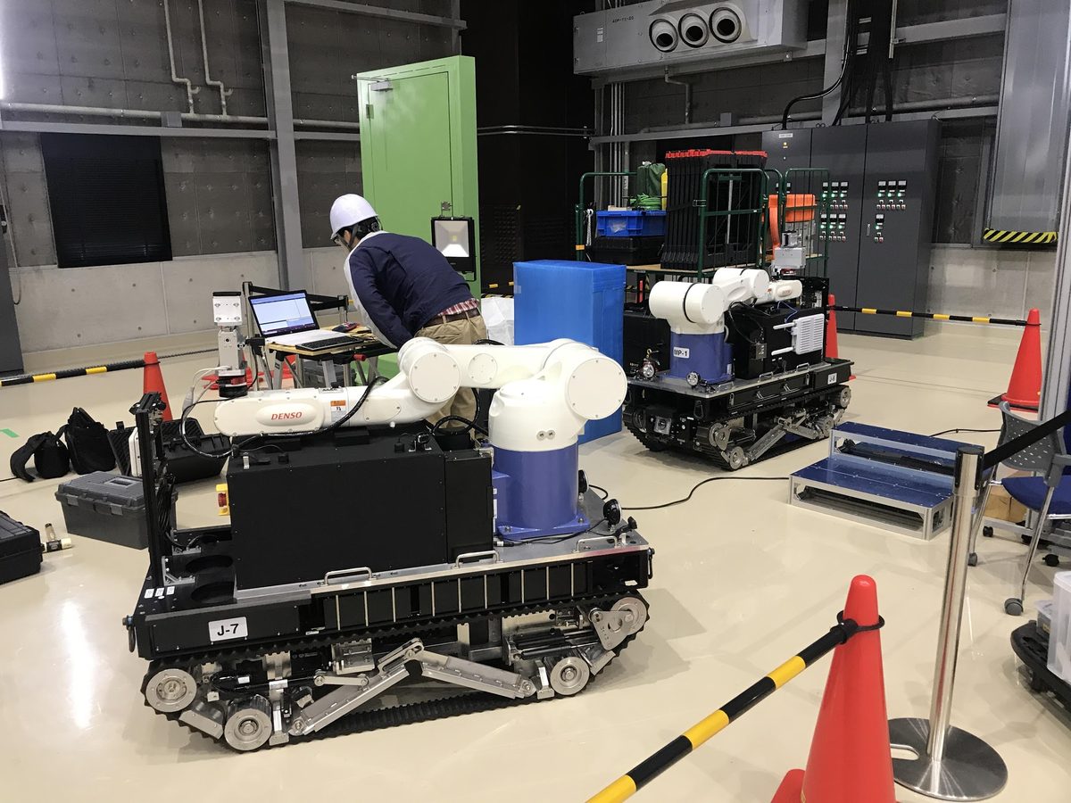 クローラー型 無線遠隔操作ロボット